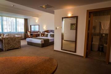 Фото номера Номер Делюкс с кроватью размера &quot;king-size&quot; (2 взрослых) Отель Hotel Sevlievo Plaza г. Севлиево 7