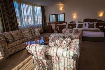 Фото номера Номер Делюкс с кроватью размера &quot;king-size&quot; (2 взрослых) Отель Hotel Sevlievo Plaza г. Севлиево 4