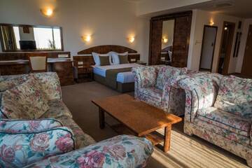 Фото номера Номер Делюкс с кроватью размера &quot;king-size&quot; (2 взрослых) Отель Hotel Sevlievo Plaza г. Севлиево 5