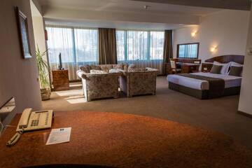 Фото номера Номер Делюкс с кроватью размера &quot;king-size&quot; (2 взрослых) Отель Hotel Sevlievo Plaza г. Севлиево 8